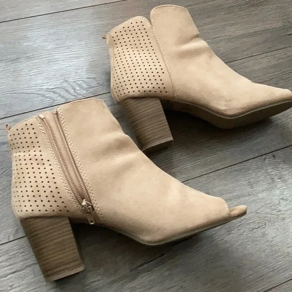 Old Navy Tan Peep Toe Zipper Close Block Heel Booties Size 9 Great Shape - Picture 7 of 8